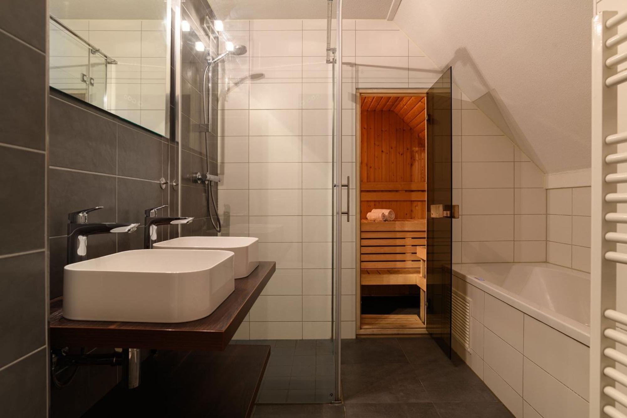 Luxury Three-Bedroom House Private Sauna Spa Bath