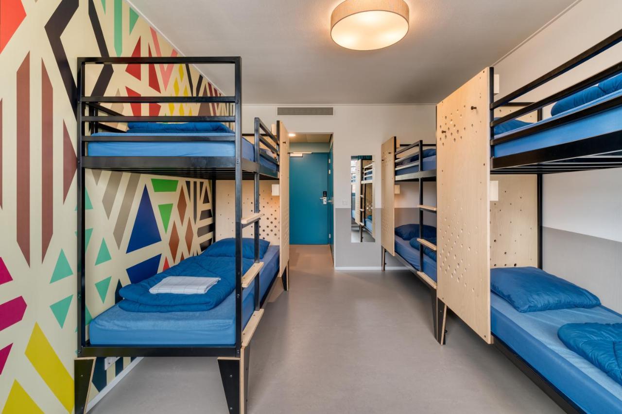 Zespersoonskamer met Eigen Badkamer en Douche